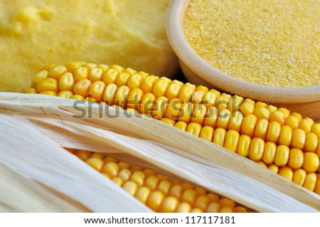 ear of corn between flour and polenta