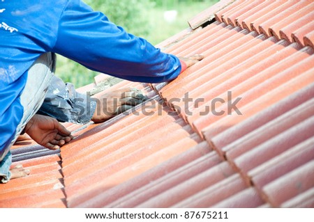 workers construct for repairing roof