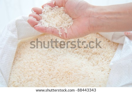 pouring raw rice from hand