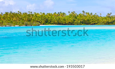 view at picture perfect island, turquoise lagoon at aitutaki, cook islands