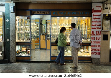 DUBAI, UAE - FEB 5: Tourists shopping at Dubai\'s Gold Souk. February 5, 2009 in Dubai, United Arab Emirates