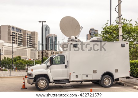 Broadcast vehicle with antennas in a parking lot