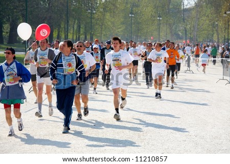 6th april 2008: Crowd of runners at the last edition of Stramilano running race. More news at http://www.stramilano.it/2008/gare/agonisticaENG/percorso.asp