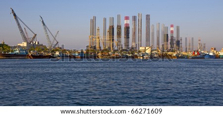 Drilling rig and fish vessels in the port