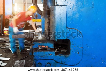 cutting machine for metal sheets in mechanical workshop
