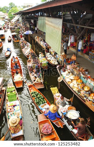DAMNOEN SADUAK, THAILAND - MARCH 05 : Floating markets on March 5, 2012 in Damnoen Saduak, Thailand. Until recently, the main form of trade, now mostly a tourist attraction.
