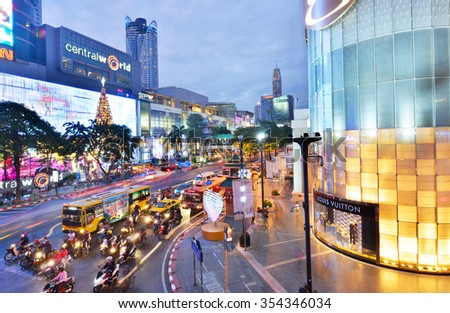 BANGKOK, THAILAND - NOV 22, 2015 :Central World shopping mall at night, Ratchaprasong intersection, Bangkok, Thailand