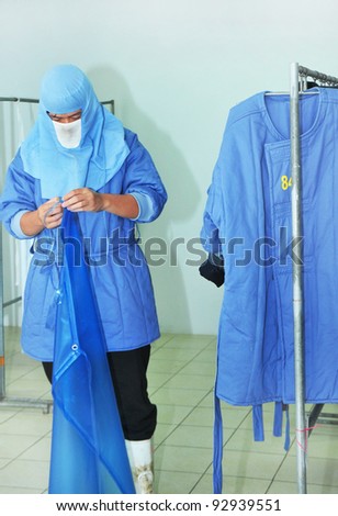 A man wear hygiene clothes in factory