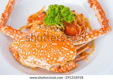 spaghetti with tomato sauce and steamed crabs, food