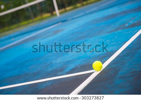 tennis ball on a tennis court, sport