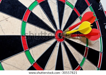 dart arrow bull eye goal hit