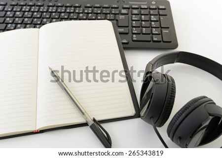 Computer keyboard with headphone