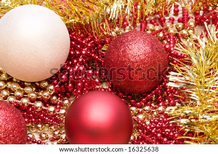 Christmas glitter balls in red and white colors with different garlands
