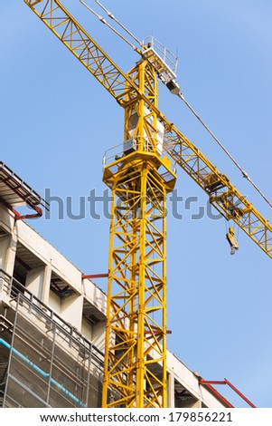 Yellow hoisting crane