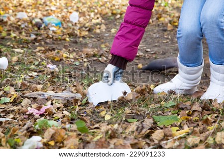 Girl fighting for the purity of by collecting garbage in park