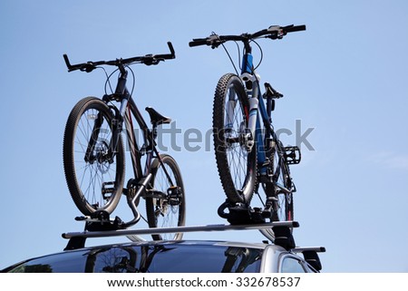 Transportation of two bikes on the trunk of a car