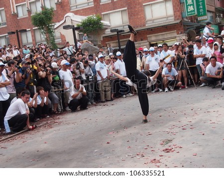 TAIPEI,TAIWAN- JUNE 24:The Traditional kung fu show in  Culture and Art Festival of Tamsui Shing Shuei Yan on June 24,2012 in Taipei,Taiwan. The fair held annually for honor of the Ching-Shui Master.