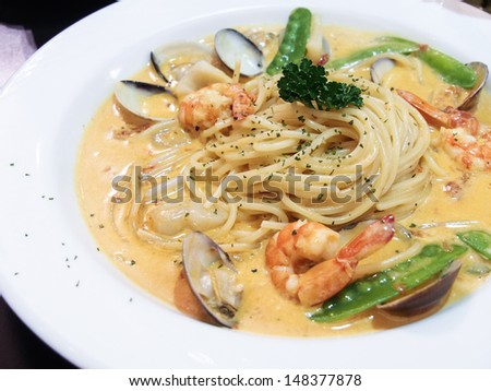Spaghetti with seafood in cream sauce