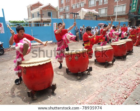 DANSHUI,TAIWAN- JUNE 7:The drum show in Culture and Art Festival of Danshui Shing Shuei Yan  on June 7,2011 in Danshui,Taipei,Taiwan. The fair held annually for honor of the Ching-Shui Master.