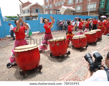 DANSHUI,TAIWAN- JUNE 7:The drum show in Culture and Art Festival of Danshui Shing Shuei Yan  on June 7,2011 in Danshui,Taipei,Taiwan. The fair held annually for honor of the Ching-Shui Master.