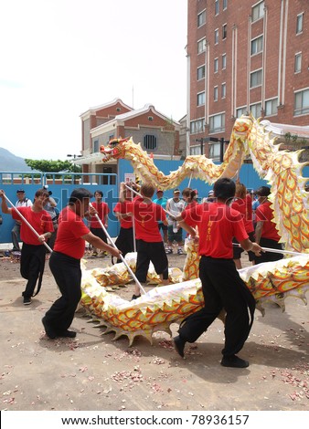 DANSHUI,TAIWAN- JUNE 7:The dragon dance in Culture and Art Festival of Danshui Shing Shuei Yan  on June 7,2011 in Danshui,Taipei,Taiwan. The fair held annually for honor of the Ching-Shui Master.
