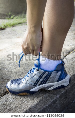 Tying sports shoe