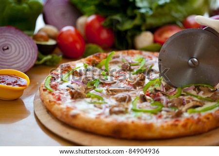 Deluxe pizza w/ pizza cutter