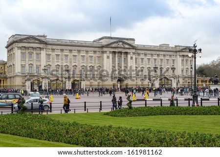 LONDON - MAY 1: Tourists visit Buckingham Palace on May 1, 2013 in London, England. Buckingham Palace has served as the official London residence of Britain\'s sovereigns since 1837.