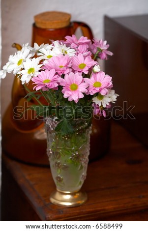 vase with daisies in a rustic restaurant