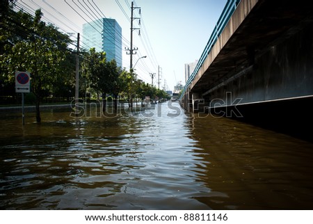 BANGKOK - NOVEMBER 7 : Empty road after impact with heaviest flood and rain in 20 years in the capital on November 07, 2011 in Bangkok, Thailand.
