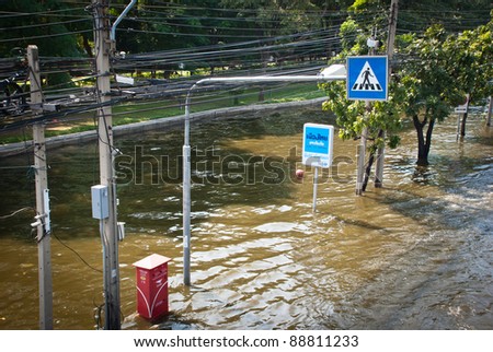 BANGKOK - NOVEMBER 7 : The footpath is submerged after impact with heaviest flood and rain in 20 years in the capital on November 07, 2011 in Bangkok, Thailand.