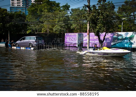 BANGKOK - NOVEMBER 7 : Man made car raft is being pulled by jet ski after impact with heaviest flood and rain in 20 years in the capital on November 07, 2011 in Bangkok, Thailand.