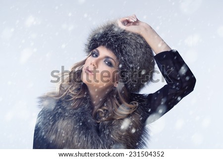 Winter Girl in Luxury Fur Coat