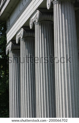 Ionic Columns / Stone ionic columns at a cemetery in Chicago, Illinois, USA