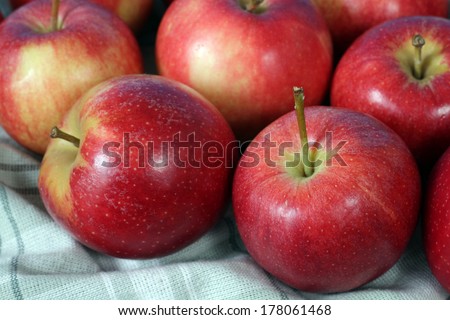 a group of gala apple on the table
