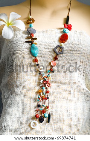 colorful beads around the neck simply but beautiful for your informal party