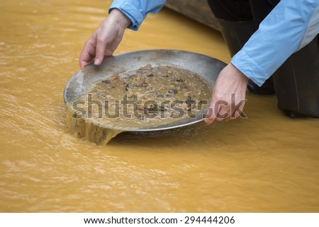 Gold washing, gold panning