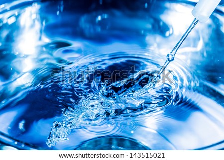 A beautiful shape created by the fluid motion of water splashing as it is poured.