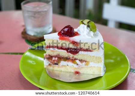 vanilla cake topping with white cream