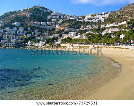 Cala Canyelles Petites beach with vacation rental on the hill in background, Mediterranean sea, Rosas, Costa Brava, Catalonia, Spain