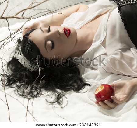 snow white girl poisoned apple