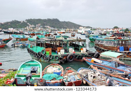 Hong Kong Cheung Chau crowded fishing harbor