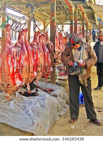 SHIGATSE, TIBET-NOVEMBER 16: seller cashing money at the Shigaste lamb market. This is the more important market in the Shigatse Prefecture. November 16, 2004 Shigatse, Tibet