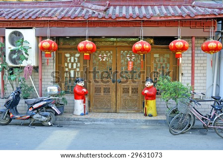 China Shanghai Yuyuan market popular restaurant door.