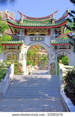 China Xiamen Heaven Border temple door