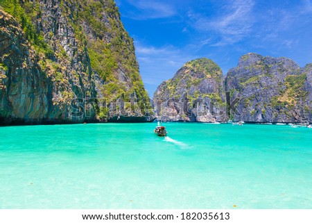 Traditional wooden boat in a picture perfect tropical Maya bay on Koh Phi Phi Le Island, Thailand, Asia.