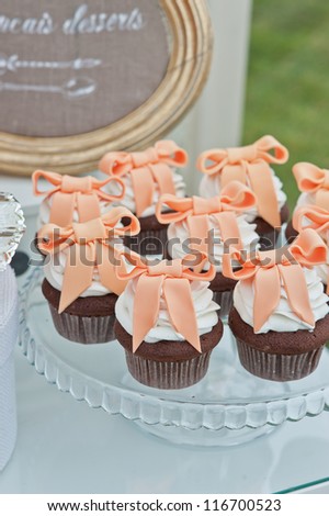 Chocolate cupcakes with bow on cake-stand