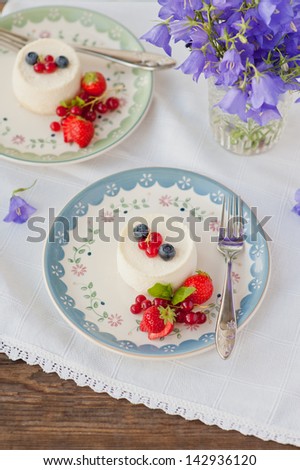 Low fat yoghurt with fresh berries