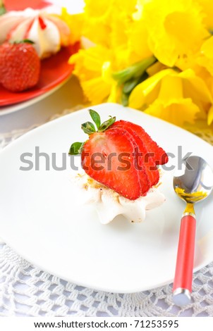 Sweet homemade cake with fresh strawberry and daffodil flowers