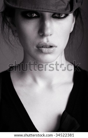 fashion black and white portrait of a beautiful young woman